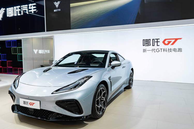 广州122哪吒汽车在智能汽车领域的表现，领途汽车在新能源汽车市场中的影响力